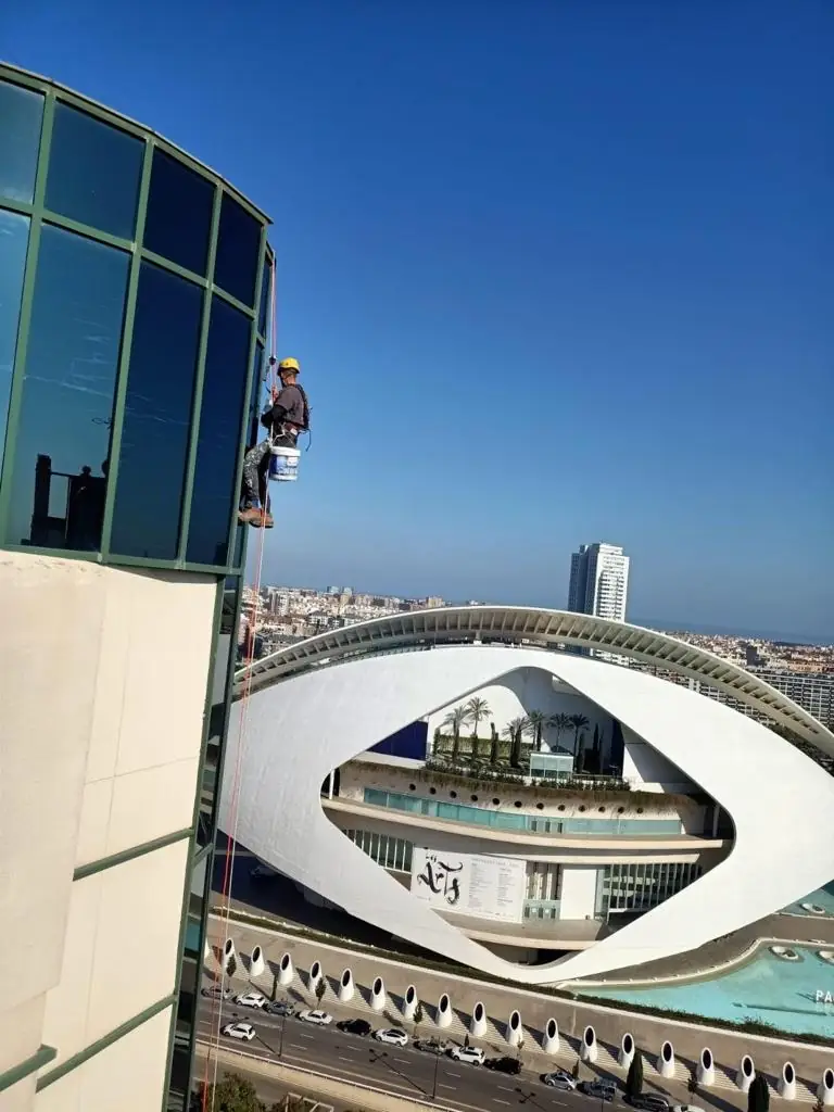 Equipe tecnica em operacao no canteiro de obras